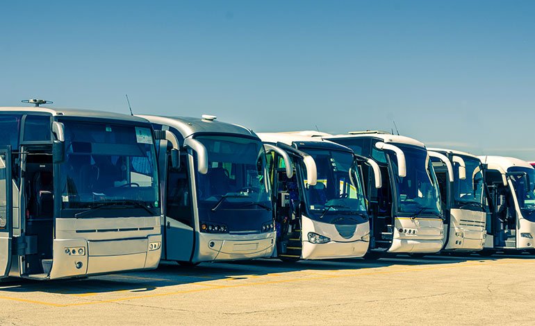 ¿Por qué viajar en autobús es más seguro que en combis?